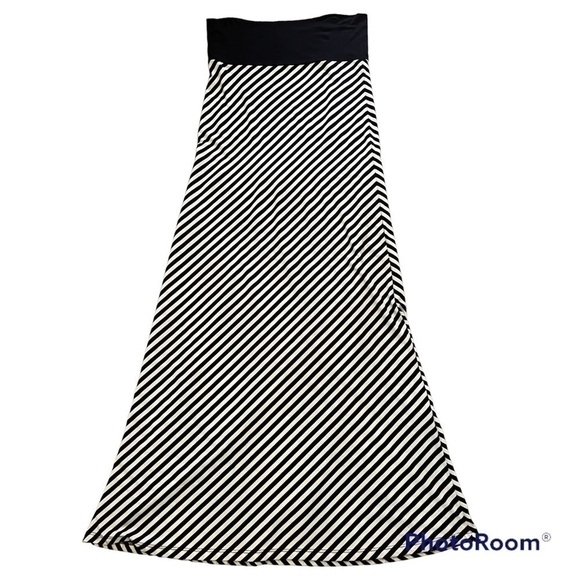 Source Unknown Dresses & Skirts - Black & white striped maxi skirt with wide black waist band, M.